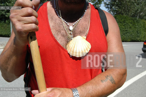 ( SPAGNA - SPAIN)    NAVARRA : PUENTE LA REINA: A  TOWN ON THE WAY TO SANTIAGO DE COMPOSTELA  - PILGRIM  © 2004 Graziano Arici/Rosebud2 / GEO PELLEGRINAGGIO CAMINO CONCHIGLIA.