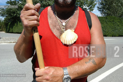 ( SPAGNA - SPAIN)    NAVARRA : PUENTE LA REINA: A  TOWN ON THE WAY TO SANTIAGO DE COMPOSTELA  - PILGRIM  © 2004 Graziano Arici/Rosebud2 / GEO PELLEGRINAGGIO CAMINO CONCHIGLIA.