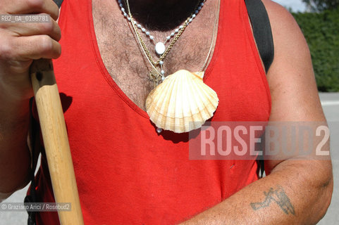 ( SPAGNA - SPAIN)    NAVARRA : PUENTE LA REINA: A  TOWN ON THE WAY TO SANTIAGO DE COMPOSTELA  - PILGRIM  © 2004 Graziano Arici/Rosebud2 / GEO PELLEGRINAGGIO CAMINO CONCHIGLIA.