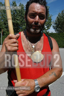 ( SPAGNA - SPAIN)    NAVARRA : PUENTE LA REINA: A  TOWN ON THE WAY TO SANTIAGO DE COMPOSTELA  - PILGRIM  © 2004 Graziano Arici/Rosebud2 / GEO PELLEGRINAGGIO CAMINO CONCHIGLIA.