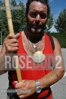 ( SPAGNA - SPAIN)    NAVARRA : PUENTE LA REINA: A  TOWN ON THE WAY TO SANTIAGO DE COMPOSTELA  - PILGRIM  © 2004 Graziano Arici/Rosebud2 / GEO PELLEGRINAGGIO CAMINO CONCHIGLIA.