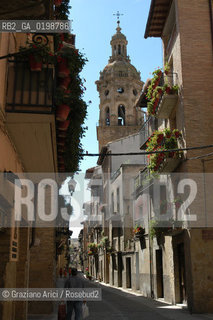 ( SPAGNA - SPAIN)    NAVARRA : PUENTE LA REINA: A  TOWN ON THE WAY TO SANTIAGO DE COMPOSTELA  - THE MAIN STREET  © 2004 Graziano Arici/Rosebud2 / GEO PELLEGRINAGGIO CAMINO