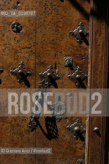 ( SPAGNA - SPAIN)    NAVARRA : PUENTE LA REINA: A  TOWN ON THE WAY TO SANTIAGO DE COMPOSTELA  - DOORS  © 2004 Graziano Arici/Rosebud2 / GEO PELLEGRINAGGIO CAMINO PORTA