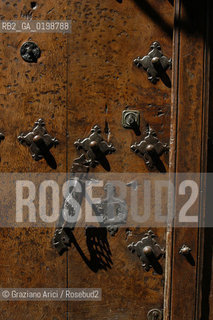 ( SPAGNA - SPAIN)    NAVARRA : PUENTE LA REINA: A  TOWN ON THE WAY TO SANTIAGO DE COMPOSTELA  - DOORS  © 2004 Graziano Arici/Rosebud2 / GEO PELLEGRINAGGIO CAMINO PORTA