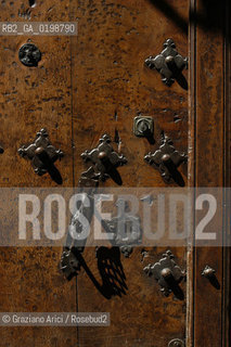 ( SPAGNA - SPAIN)    NAVARRA : PUENTE LA REINA: A  TOWN ON THE WAY TO SANTIAGO DE COMPOSTELA  - DOORS  © 2004 Graziano Arici/Rosebud2 / GEO PELLEGRINAGGIO CAMINO PORTA