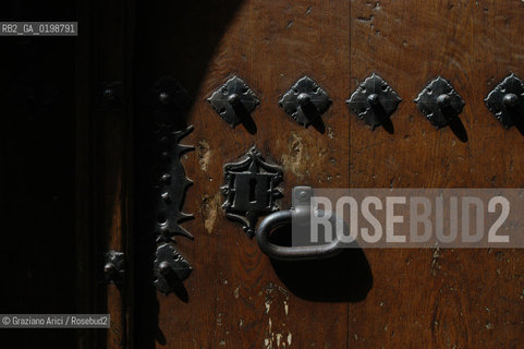 ( SPAGNA - SPAIN)    NAVARRA : PUENTE LA REINA: A  TOWN ON THE WAY TO SANTIAGO DE COMPOSTELA  - DOORS  © 2004 Graziano Arici/Rosebud2 / GEO PELLEGRINAGGIO CAMINO PORTA