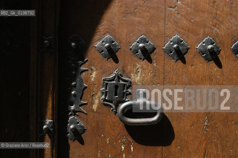 ( SPAGNA - SPAIN)    NAVARRA : PUENTE LA REINA: A  TOWN ON THE WAY TO SANTIAGO DE COMPOSTELA  - DOORS  © 2004 Graziano Arici/Rosebud2 / GEO PELLEGRINAGGIO CAMINO PORTA