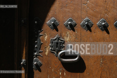 ( SPAGNA - SPAIN)    NAVARRA : PUENTE LA REINA: A  TOWN ON THE WAY TO SANTIAGO DE COMPOSTELA  - DOORS  © 2004 Graziano Arici/Rosebud2 / GEO PELLEGRINAGGIO CAMINO PORTA