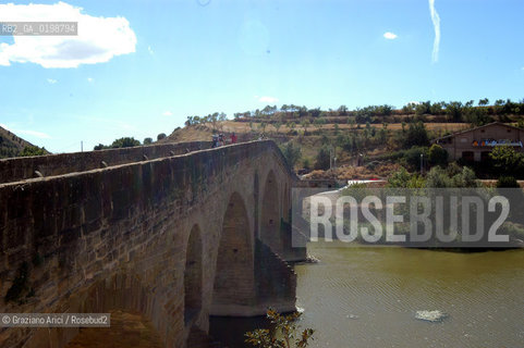 ( SPAGNA - SPAIN)    NAVARRA : PUENTE LA REINA: A  TOWN ON THE WAY TO SANTIAGO DE COMPOSTELA  - THE ROMANIC  BRIDGE © 2004 Graziano Arici/Rosebud2 / GEO PELLEGRINAGGIO CAMINO PONTE ROMANICO