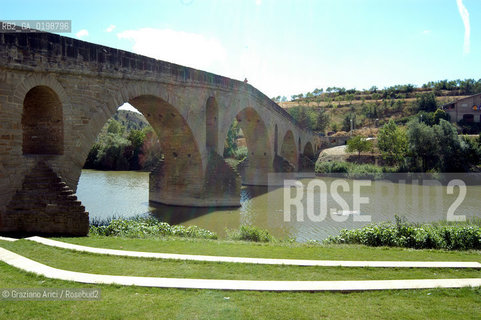 ( SPAGNA - SPAIN)    NAVARRA : PUENTE LA REINA: A  TOWN ON THE WAY TO SANTIAGO DE COMPOSTELA  - THE ROMANIC  BRIDGE © 2004 Graziano Arici/Rosebud2 / GEO PELLEGRINAGGIO CAMINO PONTE ROMANICO