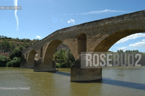 ( SPAGNA - SPAIN)    NAVARRA : PUENTE LA REINA: A  TOWN ON THE WAY TO SANTIAGO DE COMPOSTELA  - HOUSES ON. THE ROMANIC  BRIDGE © 2004 Graziano Arici/Rosebud2 / GEO PELLEGRINAGGIO CAMINO PONTE ROMANICO