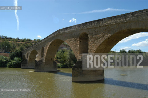( SPAGNA - SPAIN)    NAVARRA : PUENTE LA REINA: A  TOWN ON THE WAY TO SANTIAGO DE COMPOSTELA  - THE ROMANIC  BRIDGE © 2004 Graziano Arici/Rosebud2 / GEO PELLEGRINAGGIO CAMINO PONTE ROMANICO