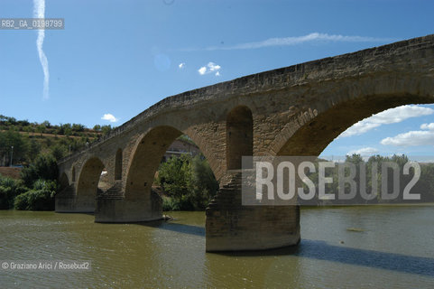 ( SPAGNA - SPAIN)    NAVARRA : PUENTE LA REINA: A  TOWN ON THE WAY TO SANTIAGO DE COMPOSTELA  - THE ROMANIC  BRIDGE © 2004 Graziano Arici/Rosebud2 / GEO PELLEGRINAGGIO CAMINO PONTE ROMANICO