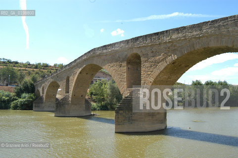( SPAGNA - SPAIN)    NAVARRA : PUENTE LA REINA: A  TOWN ON THE WAY TO SANTIAGO DE COMPOSTELA  - THE ROMANIC  BRIDGE © 2004 Graziano Arici/Rosebud2 / GEO PELLEGRINAGGIO CAMINO PONTE ROMANICO