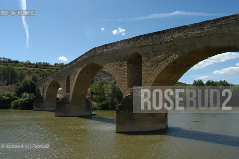 ( SPAGNA - SPAIN)    NAVARRA : PUENTE LA REINA: A  TOWN ON THE WAY TO SANTIAGO DE COMPOSTELA  - THE ROMANIC  BRIDGE © 2004 Graziano Arici/Rosebud2 / GEO PELLEGRINAGGIO CAMINO PONTE ROMANICO