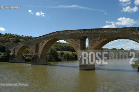 ( SPAGNA - SPAIN)    NAVARRA : PUENTE LA REINA: A  TOWN ON THE WAY TO SANTIAGO DE COMPOSTELA  - THE ROMANIC  BRIDGE © 2004 Graziano Arici/Rosebud2 / GEO PELLEGRINAGGIO CAMINO PONTE ROMANICO