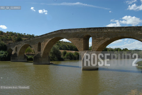 ( SPAGNA - SPAIN)    NAVARRA : PUENTE LA REINA: A  TOWN ON THE WAY TO SANTIAGO DE COMPOSTELA  - THE ROMANIC  BRIDGE © 2004 Graziano Arici/Rosebud2 / GEO PELLEGRINAGGIO CAMINO PONTE ROMANICO