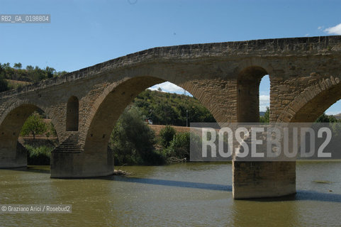 ( SPAGNA - SPAIN)    NAVARRA : PUENTE LA REINA: A  TOWN ON THE WAY TO SANTIAGO DE COMPOSTELA  - THE ROMANIC  BRIDGE © 2004 Graziano Arici/Rosebud2 / GEO PELLEGRINAGGIO CAMINO PONTE ROMANICO