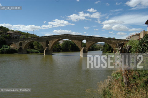 ( SPAGNA - SPAIN)    NAVARRA : PUENTE LA REINA: A  TOWN ON THE WAY TO SANTIAGO DE COMPOSTELA  - THE ROMANIC  BRIDGE © 2004 Graziano Arici/Rosebud2 / GEO PELLEGRINAGGIO CAMINO PONTE ROMANICO