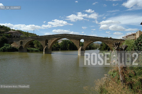 ( SPAGNA - SPAIN)    NAVARRA : PUENTE LA REINA: A  TOWN ON THE WAY TO SANTIAGO DE COMPOSTELA  - THE ROMANIC  BRIDGE © 2004 Graziano Arici/Rosebud2 / GEO PELLEGRINAGGIO CAMINO PONTE ROMANICO