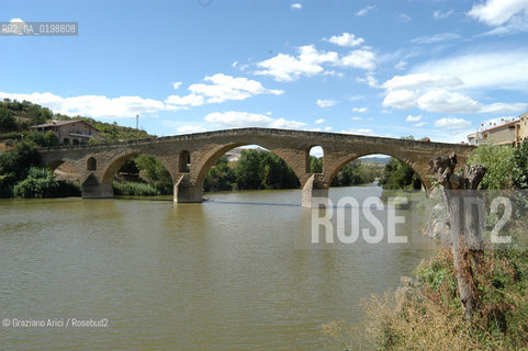( SPAGNA - SPAIN)    NAVARRA : PUENTE LA REINA: A  TOWN ON THE WAY TO SANTIAGO DE COMPOSTELA  - THE ROMANIC  BRIDGE © 2004 Graziano Arici/Rosebud2 / GEO PELLEGRINAGGIO CAMINO PONTE ROMANICO