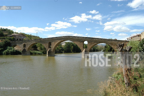 ( SPAGNA - SPAIN)    NAVARRA : PUENTE LA REINA: A  TOWN ON THE WAY TO SANTIAGO DE COMPOSTELA  - THE ROMANIC  BRIDGE © 2004 Graziano Arici/Rosebud2 / GEO PELLEGRINAGGIO CAMINO PONTE ROMANICO