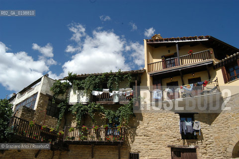 ( SPAGNA - SPAIN)    NAVARRA : PUENTE LA REINA: A  TOWN ON THE WAY TO SANTIAGO DE COMPOSTELA  - THE ROMANIC  BRIDGE © 2004 Graziano Arici/Rosebud2 / GEO PELLEGRINAGGIO CAMINO PONTE ROMANICO