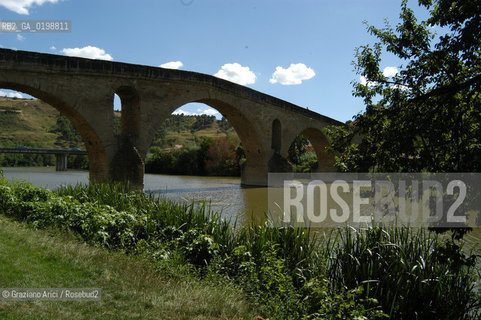 ( SPAGNA - SPAIN)    NAVARRA : PUENTE LA REINA: A  TOWN ON THE WAY TO SANTIAGO DE COMPOSTELA  - THE ROMANIC  BRIDGE © 2004 Graziano Arici/Rosebud2 / GEO PELLEGRINAGGIO CAMINO PONTE ROMANICO