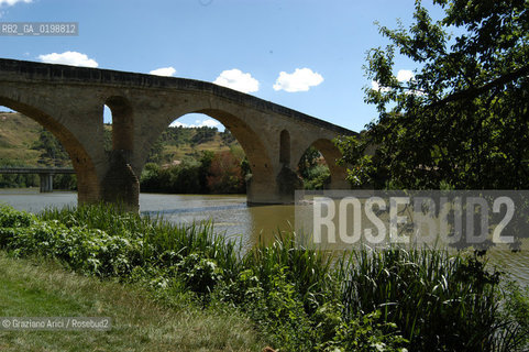 ( SPAGNA - SPAIN)    NAVARRA : PUENTE LA REINA: A  TOWN ON THE WAY TO SANTIAGO DE COMPOSTELA  - THE ROMANIC  BRIDGE © 2004 Graziano Arici/Rosebud2 / GEO PELLEGRINAGGIO CAMINO PONTE ROMANICO