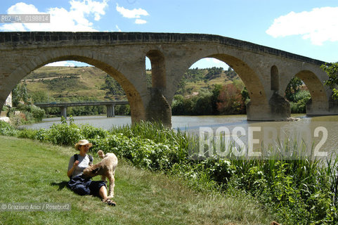 ( SPAGNA - SPAIN)    NAVARRA : PUENTE LA REINA: A  TOWN ON THE WAY TO SANTIAGO DE COMPOSTELA  - THE ROMANIC  BRIDGE © 2004 Graziano Arici/Rosebud2 / GEO PELLEGRINAGGIO CAMINO PONTE ROMANICO FIORE