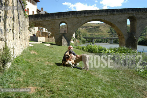( SPAGNA - SPAIN)    NAVARRA : PUENTE LA REINA: A  TOWN ON THE WAY TO SANTIAGO DE COMPOSTELA  - THE ROMANIC  BRIDGE © 2004 Graziano Arici/Rosebud2 / GEO PELLEGRINAGGIO CAMINO PONTE ROMANICO FIORE