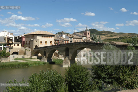 ( SPAGNA - SPAIN)    NAVARRA : PUENTE LA REINA: A  TOWN ON THE WAY TO SANTIAGO DE COMPOSTELA  - THE ROMANIC  BRIDGE © 2004 Graziano Arici/Rosebud2 / GEO PELLEGRINAGGIO CAMINO PONTE ROMANICO