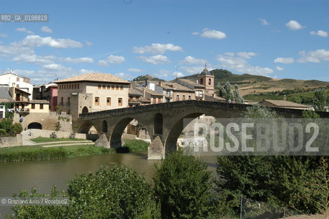 ( SPAGNA - SPAIN)    NAVARRA : PUENTE LA REINA: A  TOWN ON THE WAY TO SANTIAGO DE COMPOSTELA  - THE ROMANIC  BRIDGE © 2004 Graziano Arici/Rosebud2 / GEO PELLEGRINAGGIO CAMINO PONTE ROMANICO