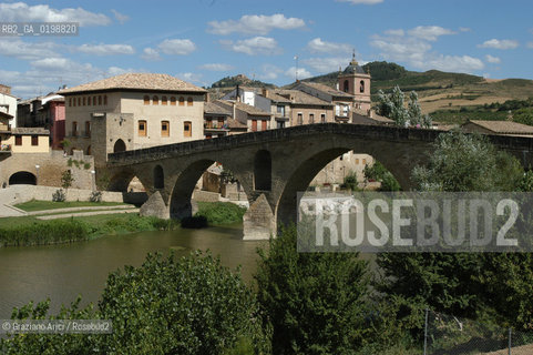 ( SPAGNA - SPAIN)    NAVARRA : PUENTE LA REINA: A  TOWN ON THE WAY TO SANTIAGO DE COMPOSTELA  - THE ROMANIC  BRIDGE © 2004 Graziano Arici/Rosebud2 / GEO PELLEGRINAGGIO CAMINO PONTE ROMANICO