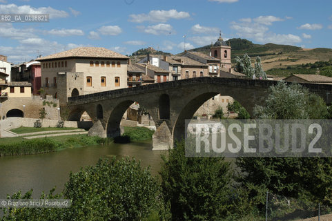 ( SPAGNA - SPAIN)    NAVARRA : PUENTE LA REINA: A  TOWN ON THE WAY TO SANTIAGO DE COMPOSTELA  - THE ROMANIC  BRIDGE © 2004 Graziano Arici/Rosebud2 / GEO PELLEGRINAGGIO CAMINO PONTE ROMANICO