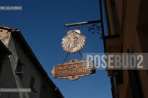 ( SPAGNA - SPAIN)    NAVARRA : ESTELLA : A  TOWN ON THE WAY TO SANTIAGO DE COMPOSTELA  PILGRIMS HOSTEL -  © 2004 Graziano Arici/Rosebud2 / GEO PELLEGRINAGGIO CAMINO CONCHIGLIA