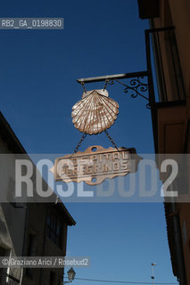 ( SPAGNA - SPAIN)    NAVARRA : ESTELLA : A  TOWN ON THE WAY TO SANTIAGO DE COMPOSTELA  PILGRIMS HOSTEL -  © 2004 Graziano Arici/Rosebud2 / GEO PELLEGRINAGGIO CAMINO CONCHIGLIA