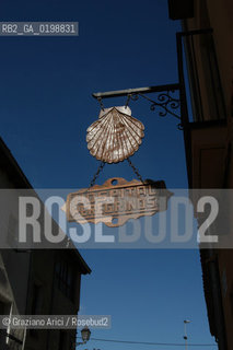 ( SPAGNA - SPAIN)    NAVARRA : ESTELLA : A  TOWN ON THE WAY TO SANTIAGO DE COMPOSTELA  PILGRIMS HOSTEL -  © 2004 Graziano Arici/Rosebud2 / GEO PELLEGRINAGGIO CAMINO CONCHIGLIA