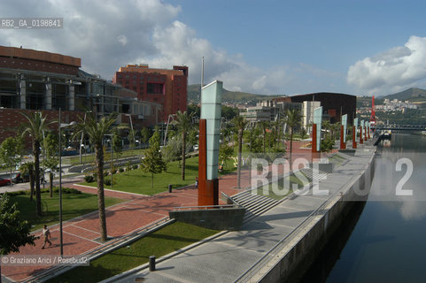 ( SPAGNA - SPAIN) BASQUE LAND VIZCAIA PAESI BASCHI : BILBAO : THE WATERFRONT  / GEO MUSEO ARCHITETTURA CONTEMPORANEA FIUME.