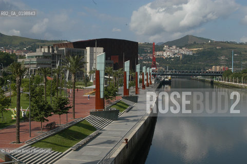 ( SPAGNA - SPAIN) BASQUE LAND VIZCAIA PAESI BASCHI : BILBAO : THE WATERFRONT  / GEO MUSEO ARCHITETTURA CONTEMPORANEA FIUME.