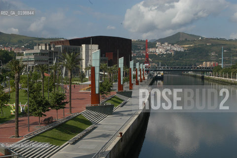 ( SPAGNA - SPAIN) BASQUE LAND VIZCAIA PAESI BASCHI : BILBAO : THE WATERFRONT  / GEO MUSEO ARCHITETTURA CONTEMPORANEA FIUME.