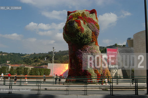( SPAGNA - SPAIN) BASQUE LAND VIZCAIA PAESI BASCHI : BILBAO : THE GUGGENHEIM MUSEUM DI FRANK GEHRY PUPPY BY JEFF KOONS -  © 2004 Graziano Arici/Rosebud2 / GEO MUSEO ARCHITETTURA CONTEMPORANEA METALLO GATTO.