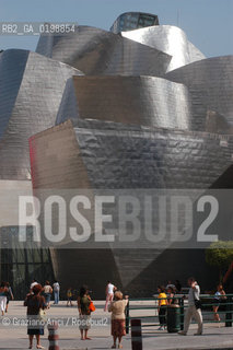( SPAGNA - SPAIN) BASQUE LAND VIZCAIA PAESI BASCHI : BILBAO : THE GUGGENHEIM MUSEUM DI FRANK GEHRY-  © 2004 Graziano Arici/Rosebud2 / GEO MUSEO ARCHITETTURA CONTEMPORANEA METALLO
