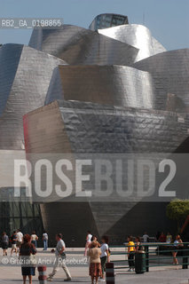 ( SPAGNA - SPAIN) BASQUE LAND VIZCAIA PAESI BASCHI : BILBAO : THE GUGGENHEIM MUSEUM DI FRANK GEHRY-  © 2004 Graziano Arici/Rosebud2 / GEO MUSEO ARCHITETTURA CONTEMPORANEA METALLO