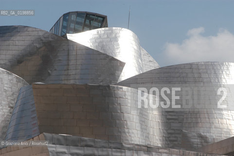 ( SPAGNA - SPAIN) BASQUE LAND VIZCAIA PAESI BASCHI : BILBAO : THE GUGGENHEIM MUSEUM DI FRANK GEHRY-  © 2004 Graziano Arici/Rosebud2 / GEO MUSEO ARCHITETTURA CONTEMPORANEA METALLO