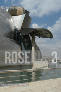 ( SPAGNA - SPAIN) BASQUE LAND VIZCAIA PAESI BASCHI : BILBAO : THE GUGGENHEIM MUSEUM DI FRANK GEHRY-  © 2004 Graziano Arici/Rosebud2 / GEO MUSEO ARCHITETTURA CONTEMPORANEA METALLO