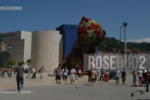 ( SPAGNA - SPAIN) BASQUE LAND VIZCAIA PAESI BASCHI : BILBAO : THE GUGGENHEIM MUSEUM DI FRANK GEHRY PUPPY BY JEFF KOONS -  © 2004 Graziano Arici/Rosebud2 / GEO MUSEO ARCHITETTURA CONTEMPORANEA METALLO GATTO.