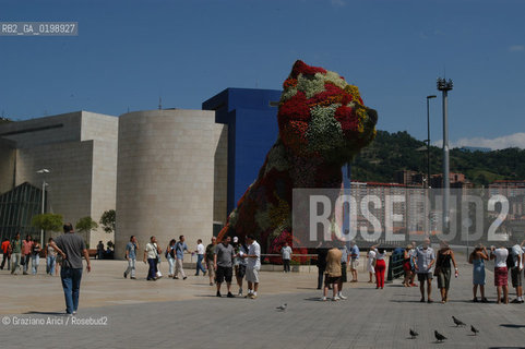 ( SPAGNA - SPAIN) BASQUE LAND VIZCAIA PAESI BASCHI : BILBAO : THE GUGGENHEIM MUSEUM DI FRANK GEHRY PUPPY BY JEFF KOONS -  © 2004 Graziano Arici/Rosebud2 / GEO MUSEO ARCHITETTURA CONTEMPORANEA METALLO GATTO.