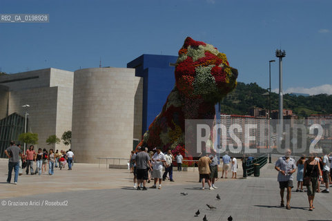( SPAGNA - SPAIN) BASQUE LAND VIZCAIA PAESI BASCHI : BILBAO : THE GUGGENHEIM MUSEUM DI FRANK GEHRY PUPPY BY JEFF KOONS -  © 2004 Graziano Arici/Rosebud2 / GEO MUSEO ARCHITETTURA CONTEMPORANEA METALLO GATTO.
