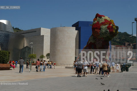 ( SPAGNA - SPAIN) BASQUE LAND VIZCAIA PAESI BASCHI : BILBAO : THE GUGGENHEIM MUSEUM DI FRANK GEHRY PUPPY BY JEFF KOONS -  © 2004 Graziano Arici/Rosebud2 / GEO MUSEO ARCHITETTURA CONTEMPORANEA METALLO GATTO.